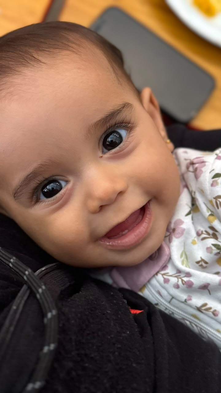 Maria Luiza mostrando seu primeiro dentinho